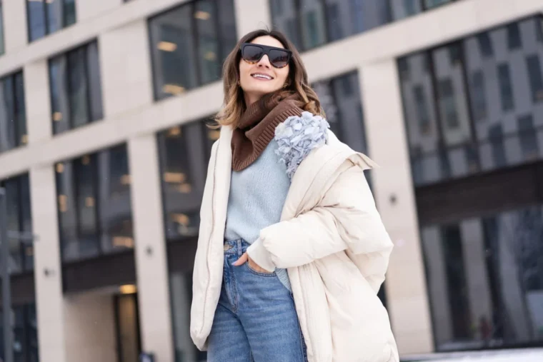 Winter Outfit mit Pufferjacke und Pullover