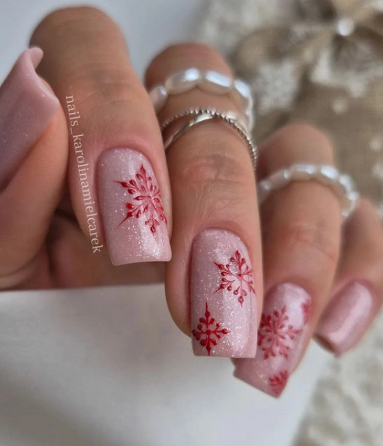 winterliches nageldesign mit schneeflocken