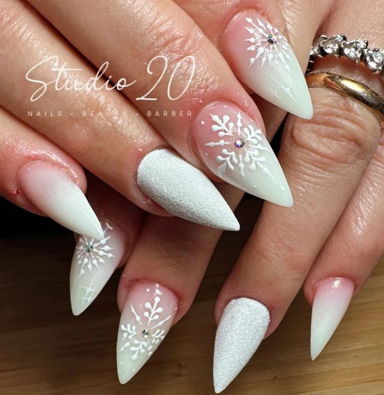 babyboomer gelnägel mit winter look moderne nageldesigns