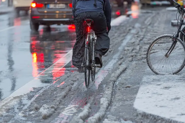 Bei Regen und nasser Straße das Fahrradschloss mit Tüte oder in einer Tasche schützen