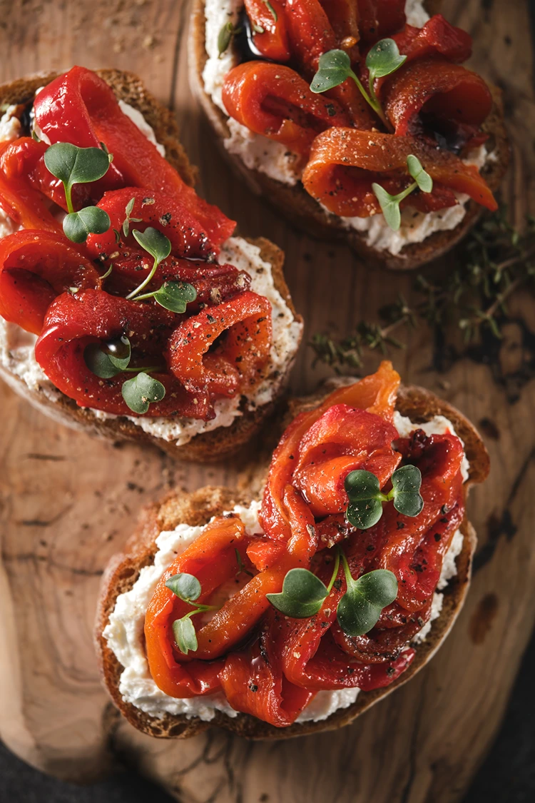 bruschetta mit gerösteter paprika und käseaufstrich