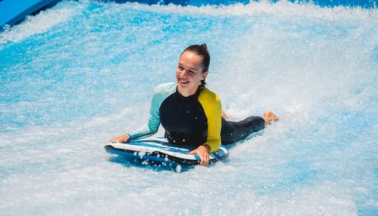 Date-Ideen für schlechtes Wetter mit Wasserspaß - Indoor-Bodyboarding oder -Surfen