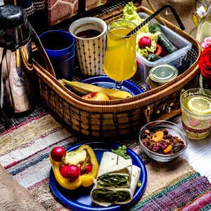 Date-Ideen für schlechtes Wetter - Picknick im Wohnzimmer oder Bett für Paare