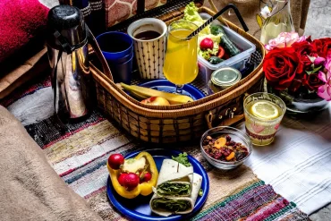 Date-Ideen für schlechtes Wetter - Picknick im Wohnzimmer oder Bett für Paare