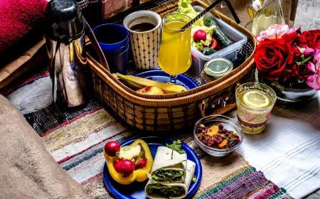 Date-Ideen für schlechtes Wetter - Picknick im Wohnzimmer oder Bett für Paare