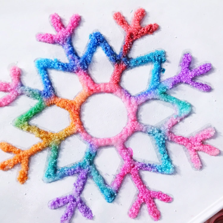 Eine kunterbunte Schneeflocke aus Salzkristallen