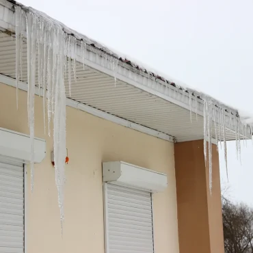 eiszapfen an der hausfassade – gefahr für rollläden?