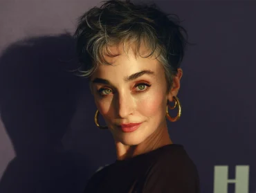 elegante frau mit grauen haaren und italian crop