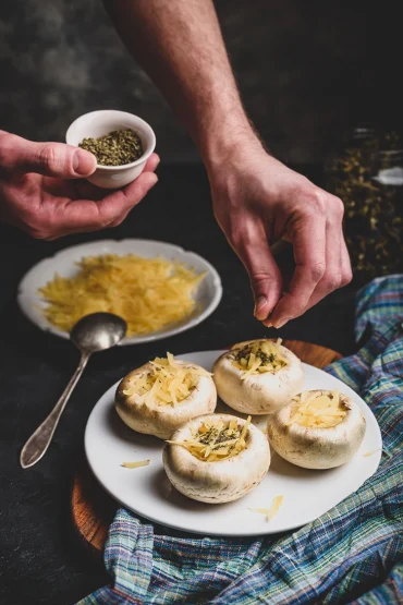 gefüllte champignons mit frischen kräutern belegen