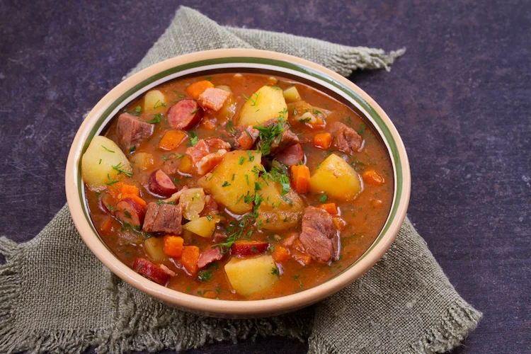 gegrillte bratwurst verwerten rindsgulasch mit kartoffeln