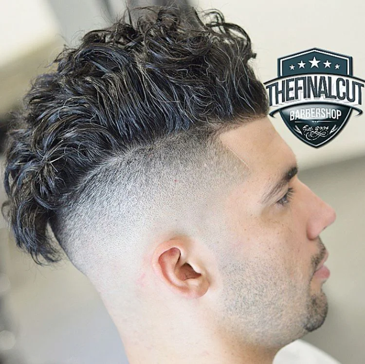 gentleman pompadour für lockiges haar