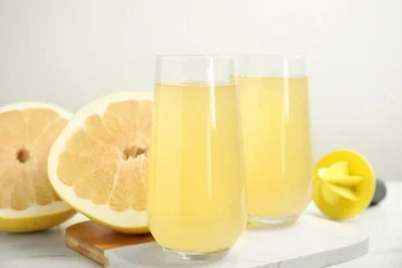 gesunde säfte und smoothies aus pomelo zubereiten