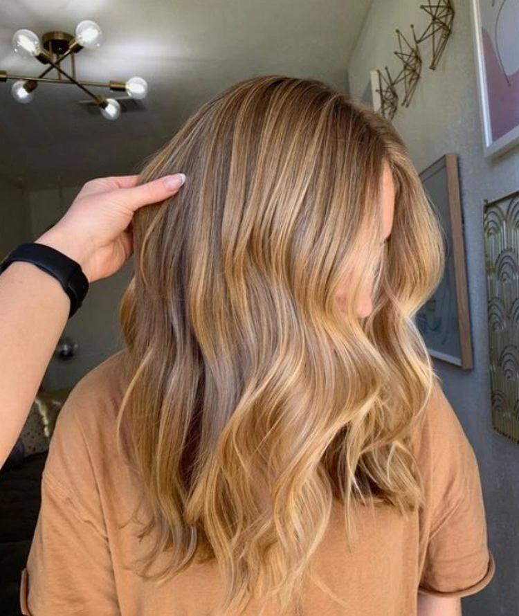 honigblonde balayage schmeichelt den gesichtszügen