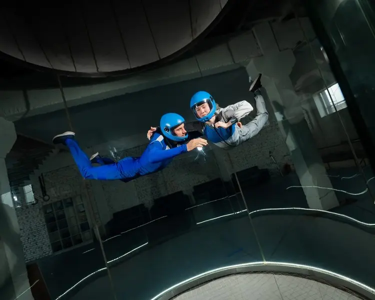 Indoor-Skydiving für ein Treffen der besonderen Art