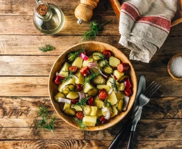 kartoffelsalat mit gegrillter bratwurst, gurken und dill