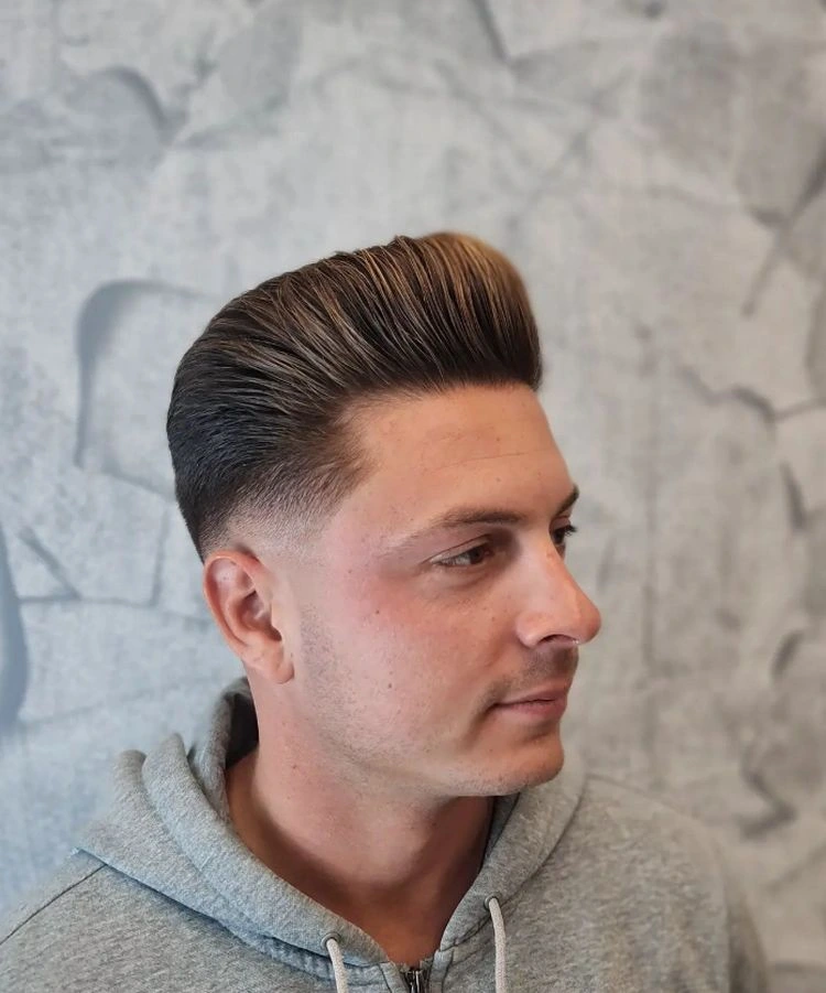 klassischer pompadour schnitt für männer