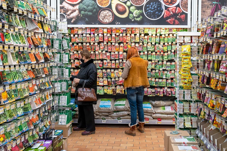 kunden im saatgutladen