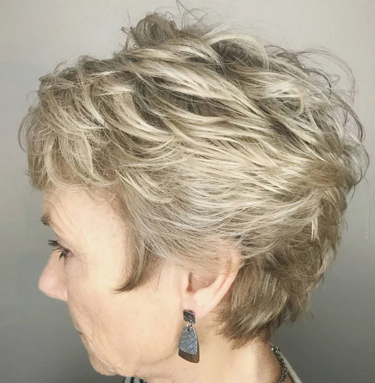 kurzer feathered shaggy cut ist voll in