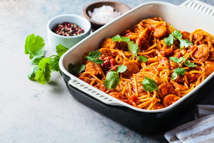 leckere spaghetti mit tomatensauce und gegrillter bratwurst