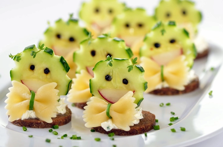 lustige häppchen mit nudeln und gurken