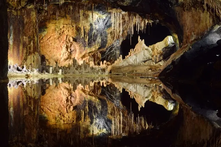 Mit dem Partner eine Führung in einer Höhle oder einem Bergwerk mitmachen