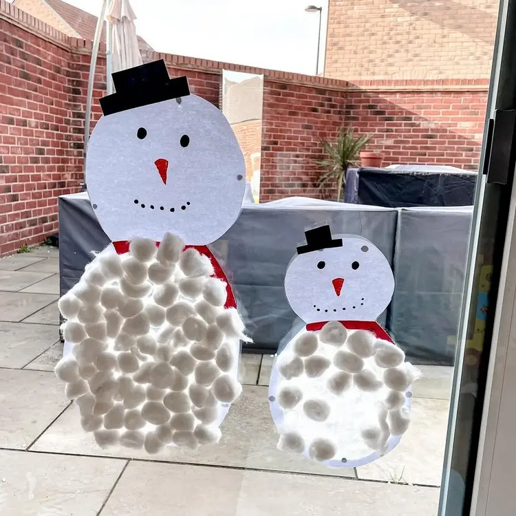 Mit den Kindern Fensterdeko mit Watte basteln - Schneemänner aus Papier mit Wattebällchen gestalten