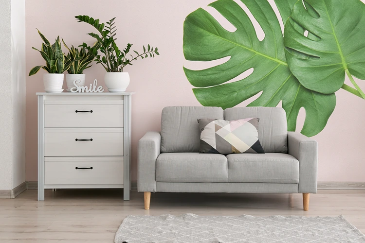 monstera wandaufkleber hinter sofa im wohnzimmer