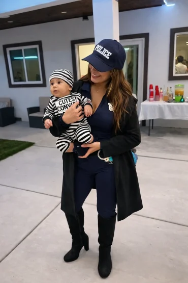 Mutter als Polizistin und Baby im Verbrecher-Kostüm