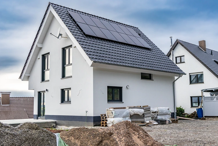 neubau mit satteldach und photovoltaikanlage