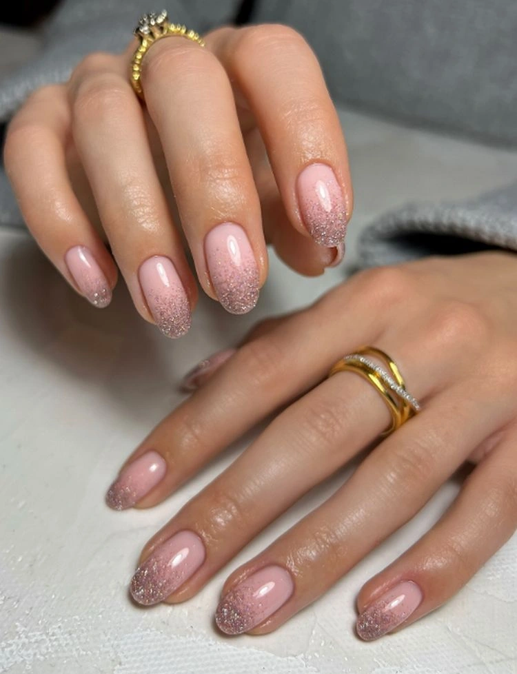 ombre gelnägel mit glitzernden tips