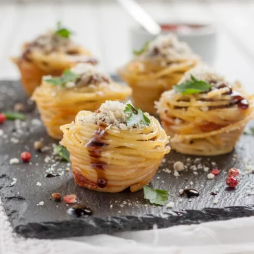 pasta fingerfood spaghetti nester mit fleischbällen