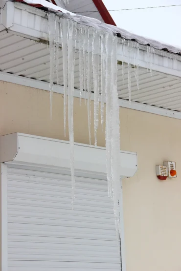 rollläden im winter – so schützen sie ihre fenster vor kälte und vereisung