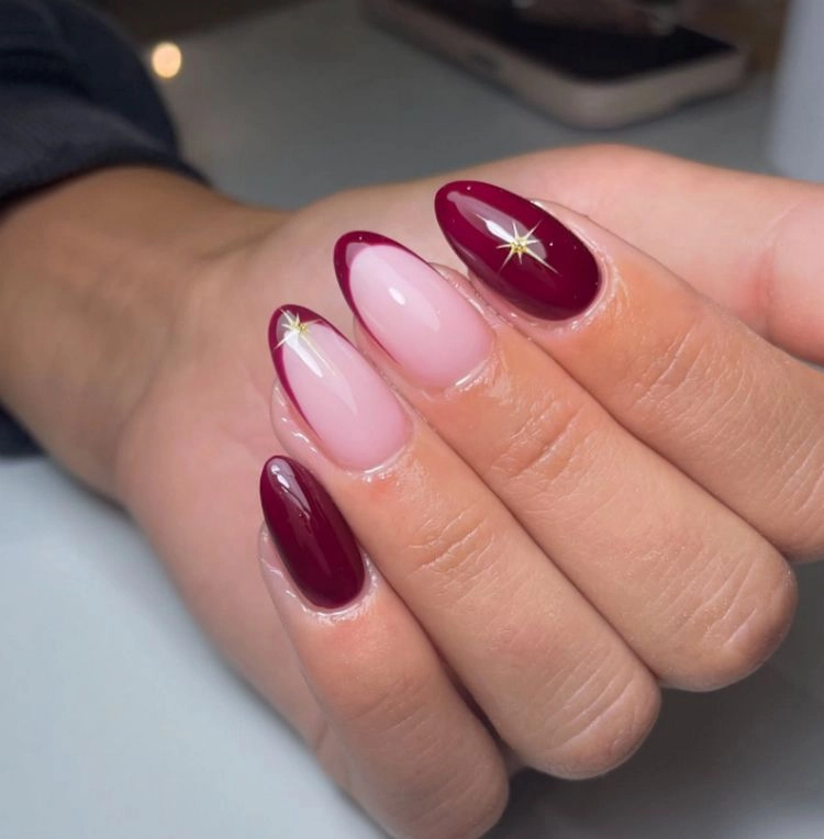 rote french manicure mit stylishen dekos