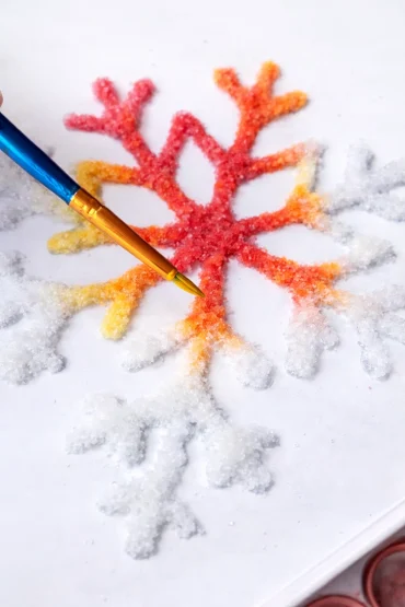 Salz-Schneeflocken mit Kindern basteln für einfache Winterbilder