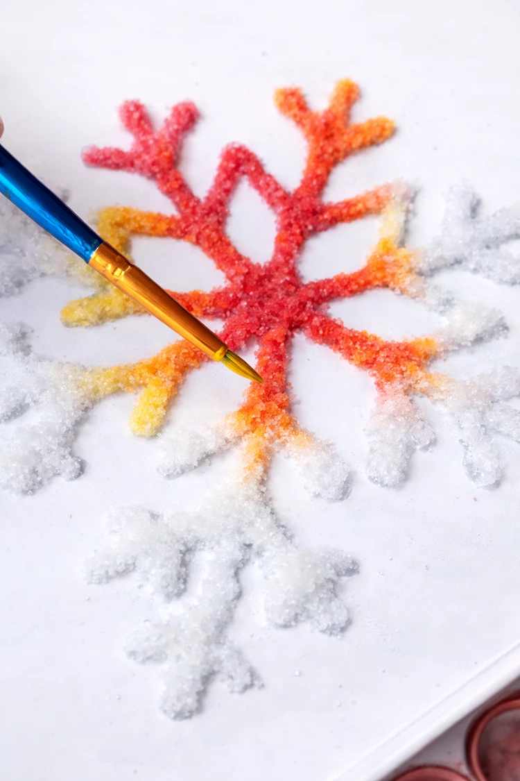 Salz-Schneeflocken mit Kindern basteln für einfache Winterbilder