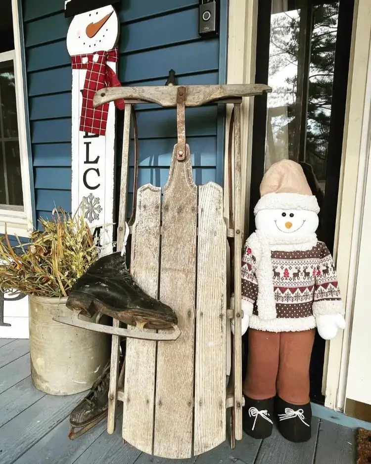 Schlitten Deko im Januar mit Schneemann aus Holz