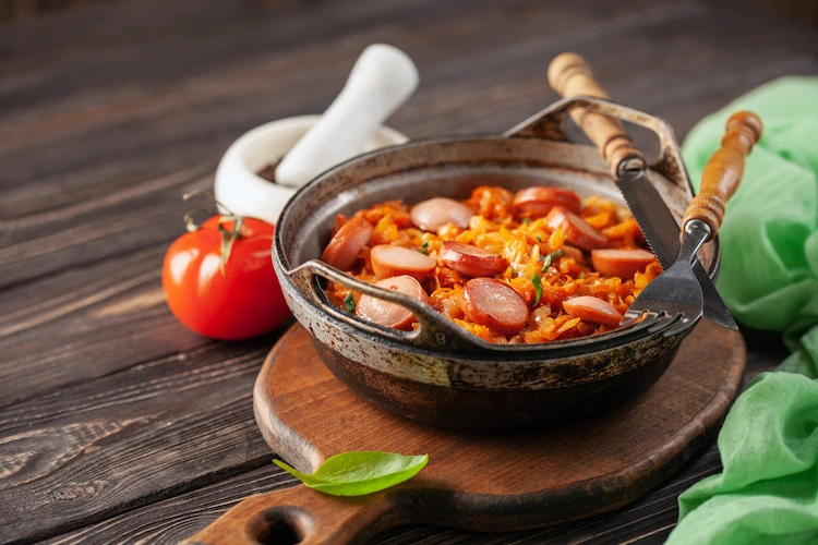 tomatenkraut mit gegrillter bratwurst zubereiten