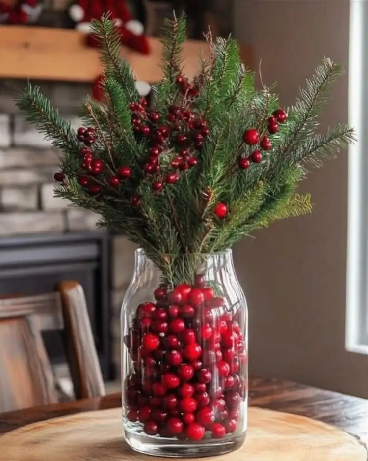 Winterdeko im Glas mit Hagebutte und Tannenzweigen