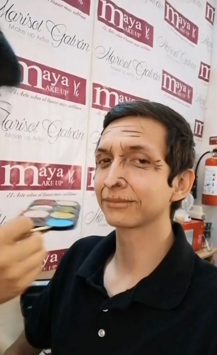 Betonen Sie mit dem Lidschatten das obere Augenlid und den Bereich unter dem Auge