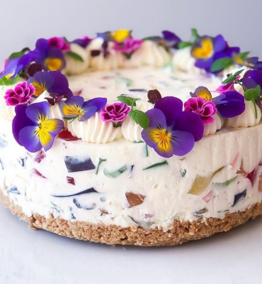 Cheesecake mal anders mit bunten Stückchen aus Götterspeise