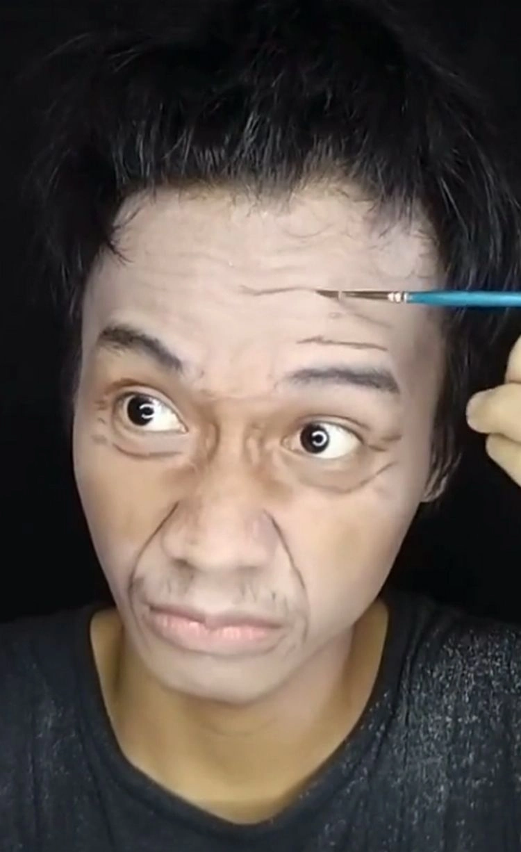 Falten kreieren mit einem Kajalstift und Lidschatten