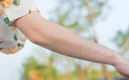 feine körperbehaarung am arm