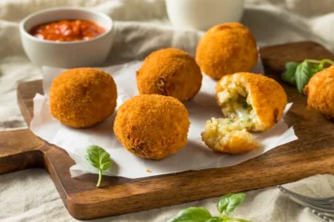 hausgemachte arancini al siciliana mit basil und marinara