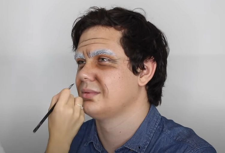 Make-up als Opa für Karneval