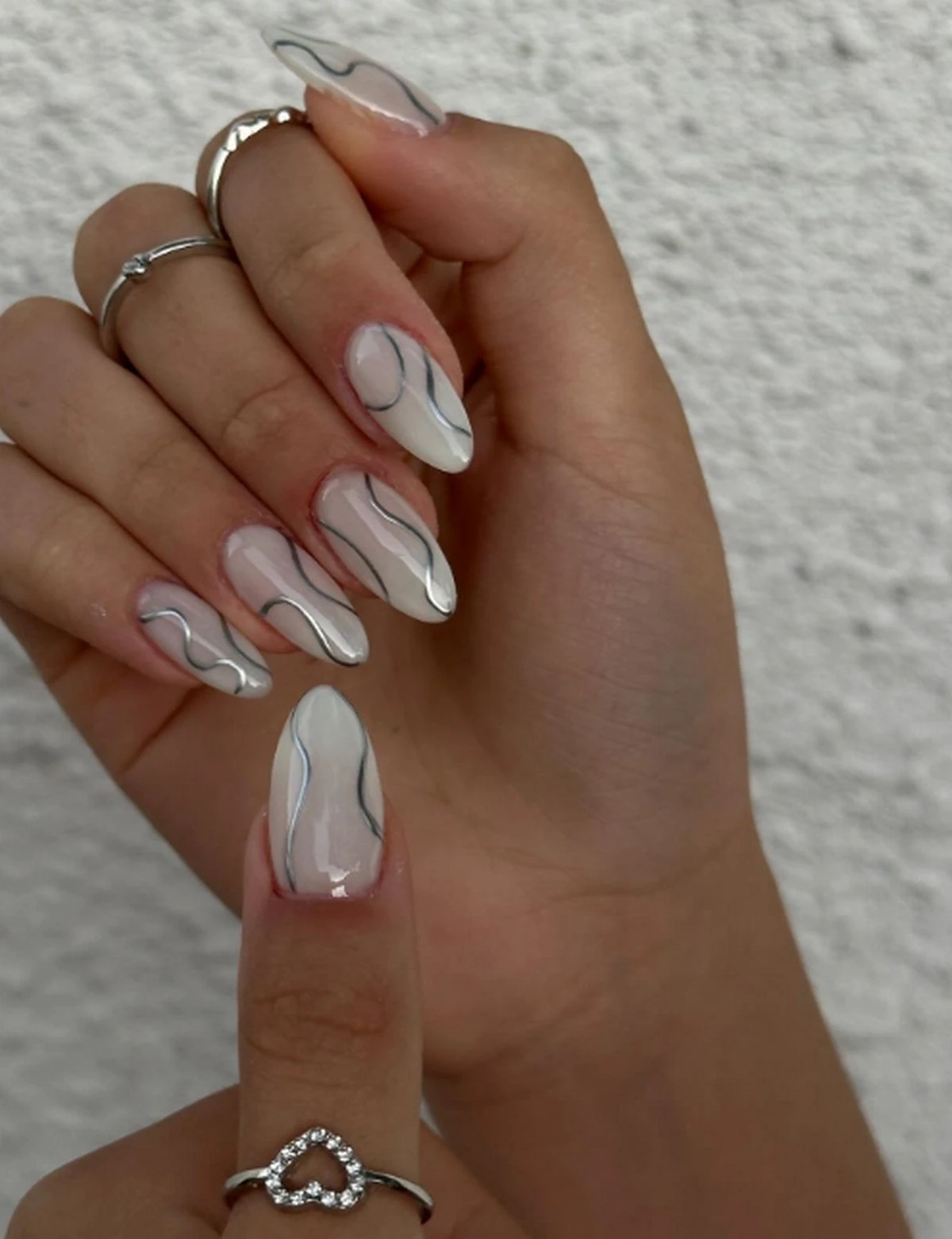 milchig weiße gelnägel für den winter trendige maniküre