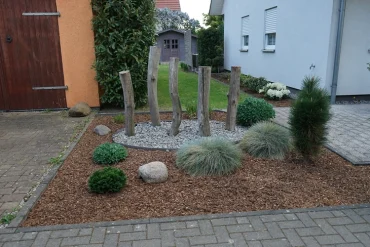 pflegeleichter vorgarten mit mulch und steinen