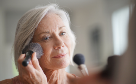 schöne ältere frau, die make up aufbringt
