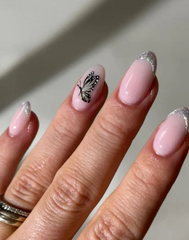 stilvolle french tips mit katzenaugen motiven und glitzer