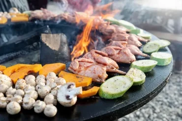 Verwandeln Sie die Feuerstelle in einen Grillplatz mit passenden Modellen oder Aufsätzen