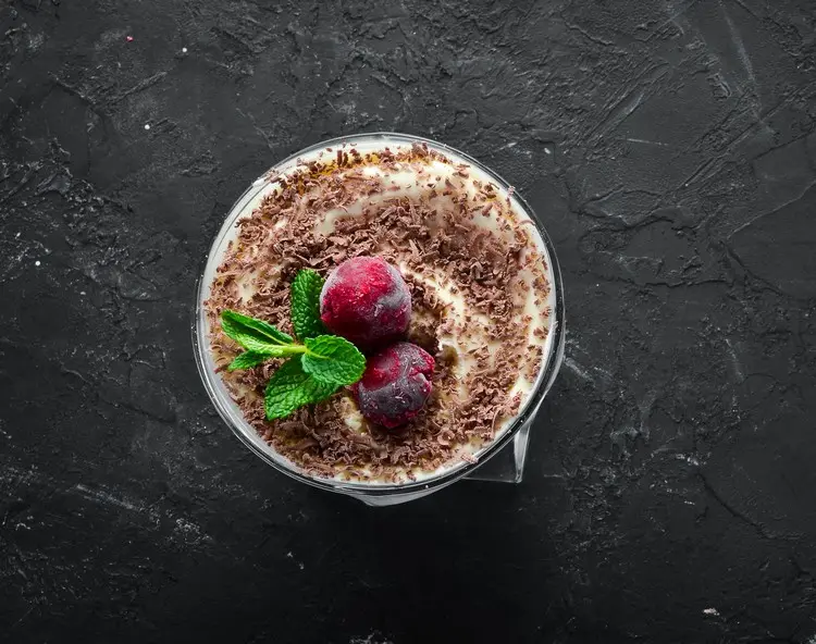 Desserts mit Kirsch-Kaffeelikör ohne backen - Tiramisu mit Kirschen und Löffelbiskuits